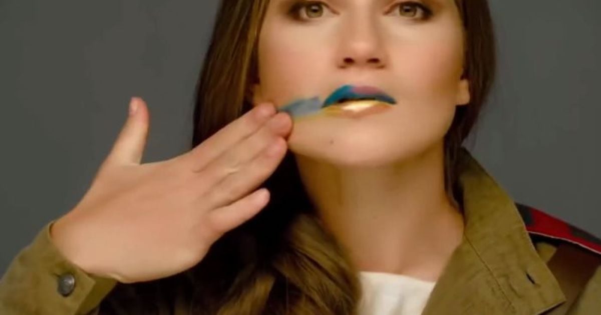 У кліпі багато синьо-жовтих барв