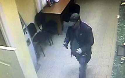 В Киеве мужчина со стрельбой ограбил банк на 285 гривен
