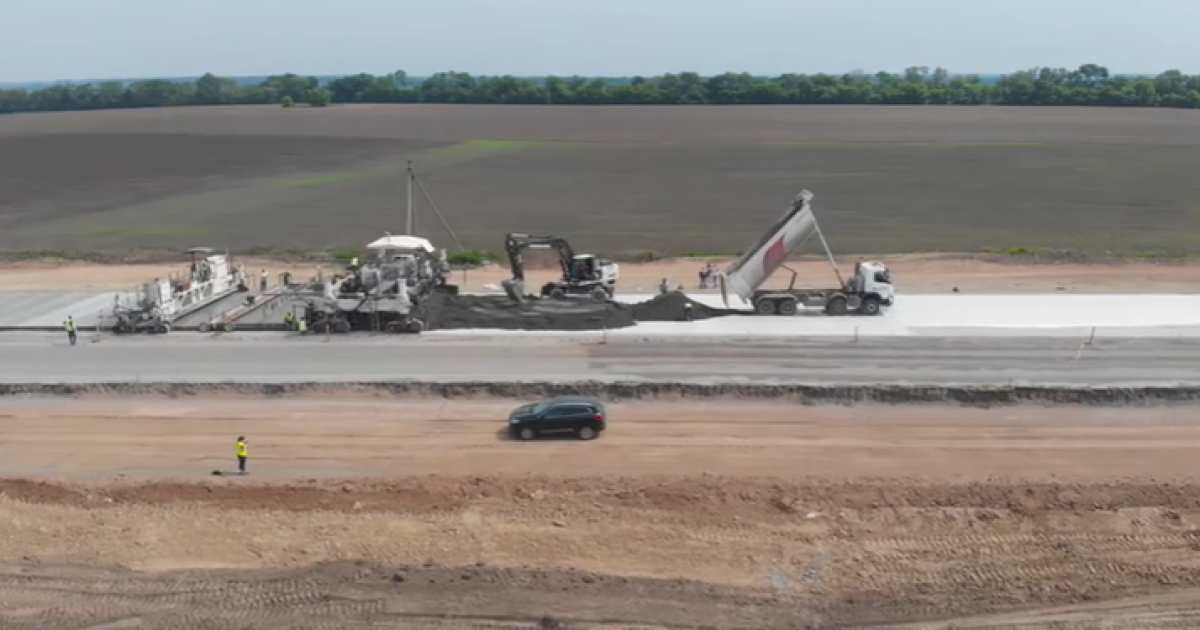 Укладання бетонної траси на Полтавщині показали на відео