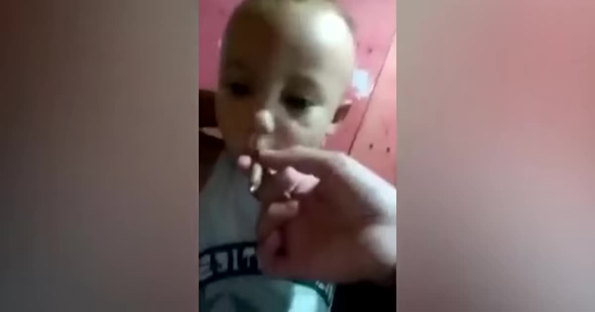 Ребенок курит коноплю конопля у зубного