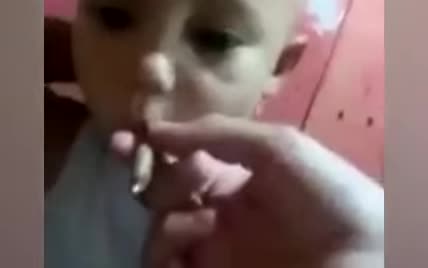 Пацан курит марихуану собрать шишки конопли