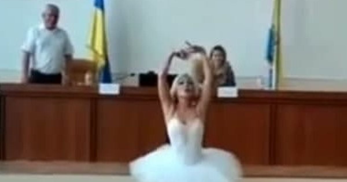 Занимает должность не просто так: под Одессой чиновница переоделась в балерину и станцевала на дне рождения мэра (видео)