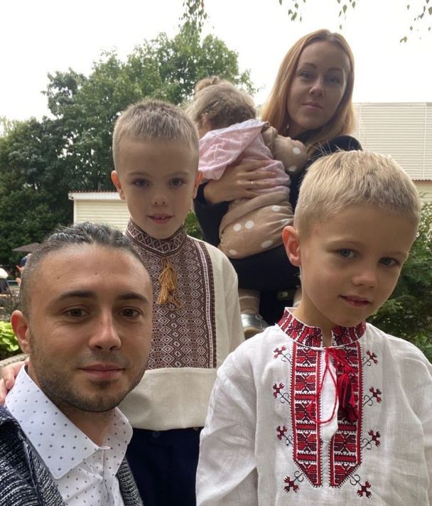Олена й Тарас Тополя з дітьми / © instagram.com/alyoshasinger