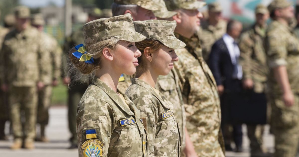На думку військовослужбовиці, таке зображення принижує усіх жінок в ТРО