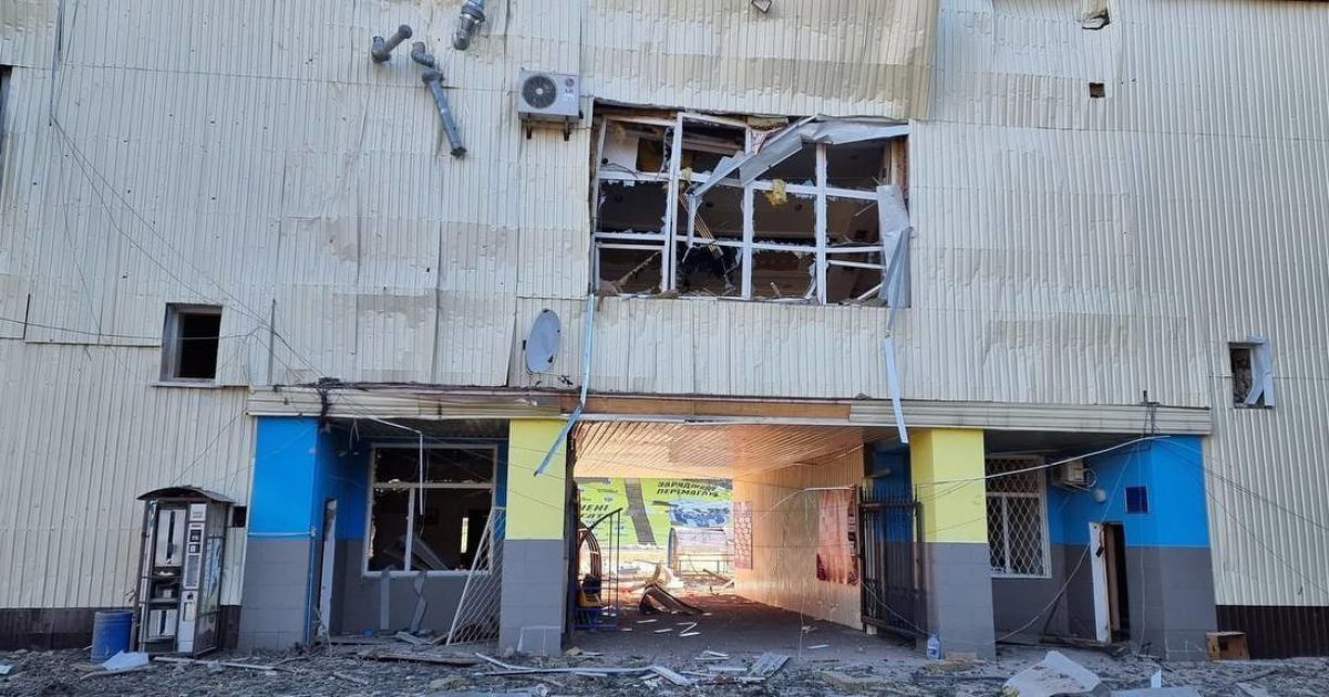 В Чернигове мародеры "обчистили" разбомбленный стадион "Десны"