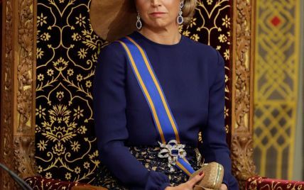 Королева Нидерландов вышла в свет в эффектном сине-желтом наряде