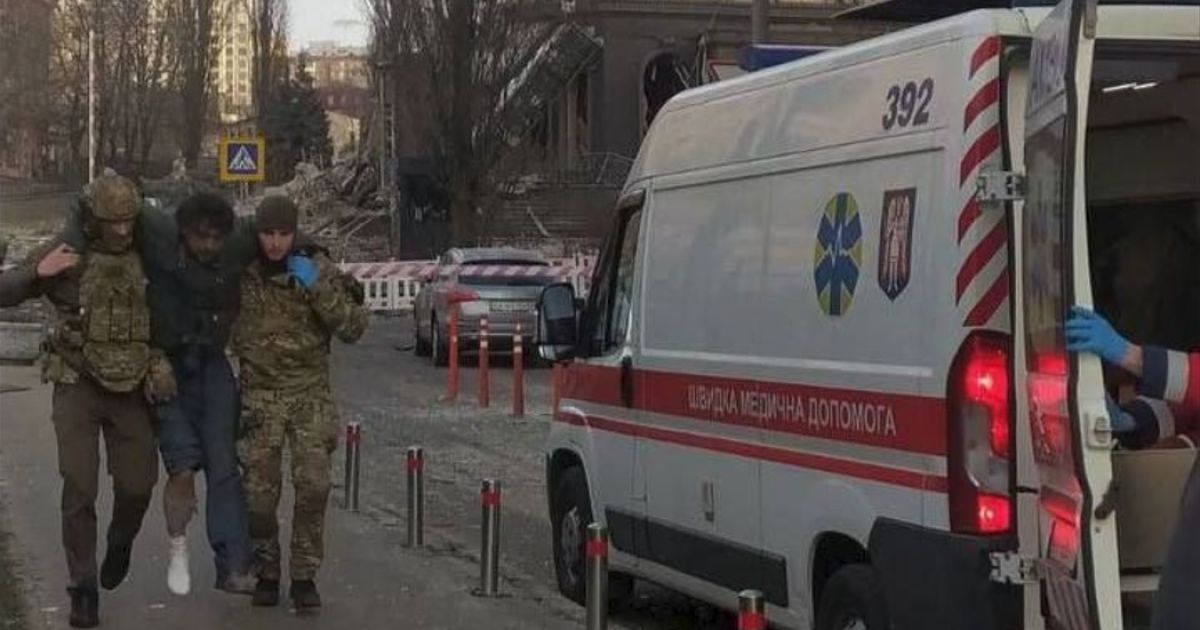 В Киеве во время ракетной атаки России пострадал японский журналист: фото