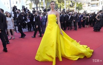 В лимонном платье со шлейфом: американская модель блистала перед фотографами на Лазурном побережье