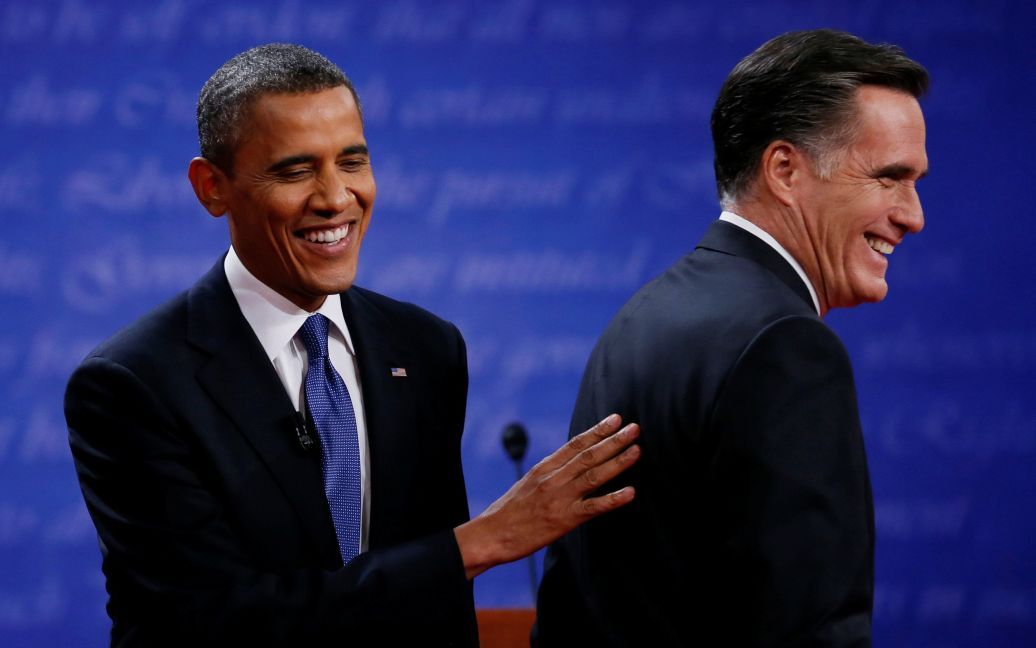 Президент США Барак Обама и кандидат в президенты республиканец Митт Ромни смеются в конце первых президентских дебатов в Денвере, США, 3 октября 2012 года. / © Reuters