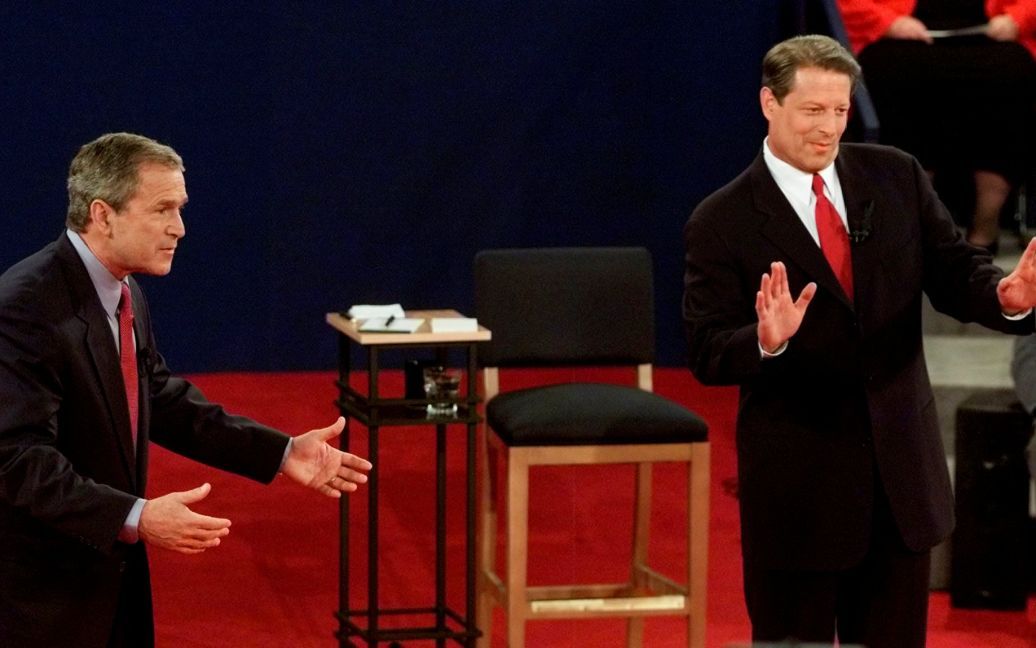 Республиканский кандидат в президенты Джордж Буш-младший и кандидат в президенты от Демократической партии США вице-президент Альберт Гор жестикулируют во время дебатов в Сент-Луисе, США, 17 октября 2000. / © Reuters