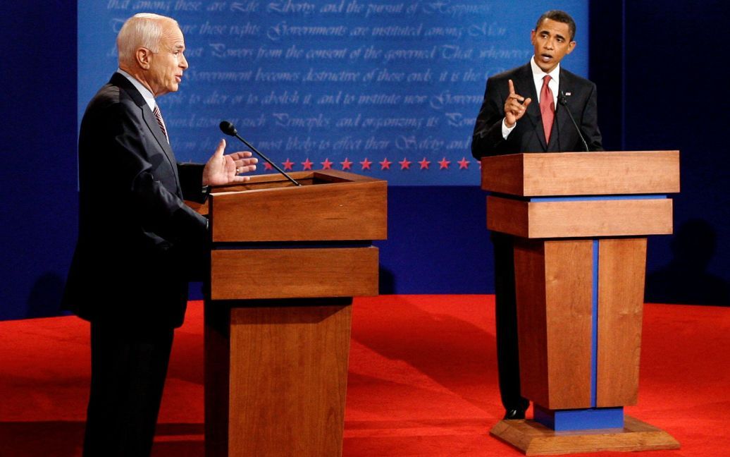 Республиканский кандидат в президенты США Джон Маккейн и демократический кандидат в президенты США Барак Обама участвуют в своих первых дебатах во время выборов 2008 года в Университете штата Миссисипи в Оксфорде, штат Миссисипи, США, 26 сентября 2008 года. / © Reuters