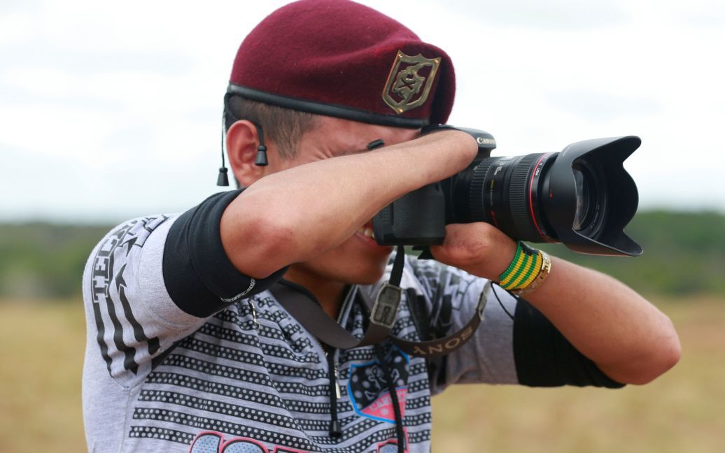 24-летний боевик Революционных вооруженных сил Колумбии (FARC), который потерял свои руки в боях с колумбийскими правительственными войсками, делает снимки с камеры в лагере, где FARC готовится ратифицировать мирное соглашение с правительством. / © Reuters