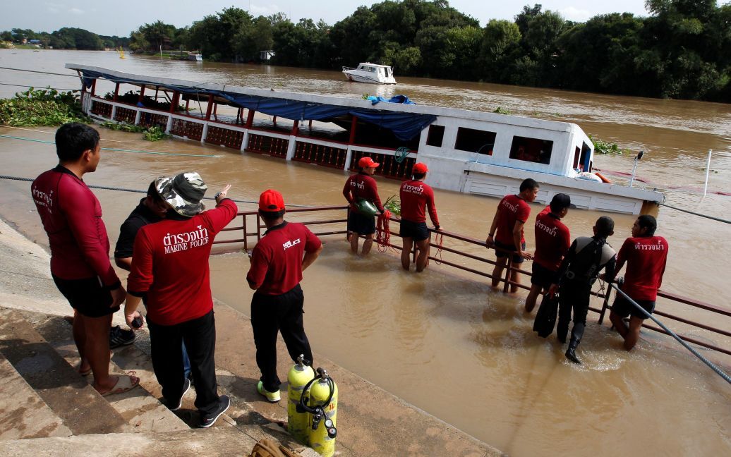 Уже третий день спасатели ищут погибших / © Reuters