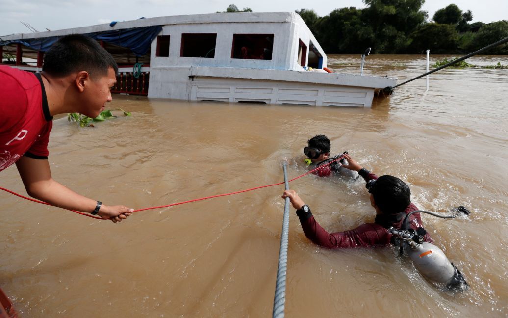 Уже третий день спасатели ищут погибших / © Reuters