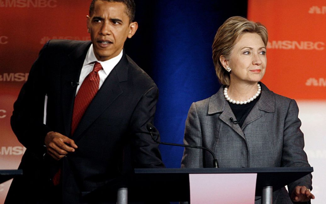 Кандидаты в президенты США от демократов сенатор Барак Обама и сенатор Хиллари Клинтон ожидают дебатов в городе Оранжбург, Южная Каролина, США, 26 апреля 2007. / © Reuters