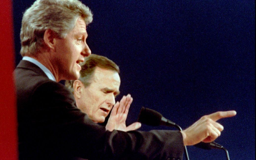 Кандидат в президенты США от демократов Билл Клинтон спорит с кандидатом-республиканцем действующим президентом Джорджем Бушем во время третьих и заключительных дебатов в Ист-Лансинг, штат Мичиган, США, 19 октября 1992 года. / © Reuters