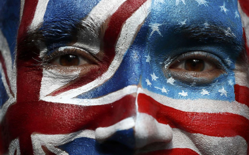 Чоловік із намальованими на обличчі прапорами Британії та США під час акції &ldquo;Стоп Трамп&rdquo; у Лондоні закликає американців, що живуть за кордоном, зареєструватися і проголосувати на майбутніх виборах президента США. / © Reuters