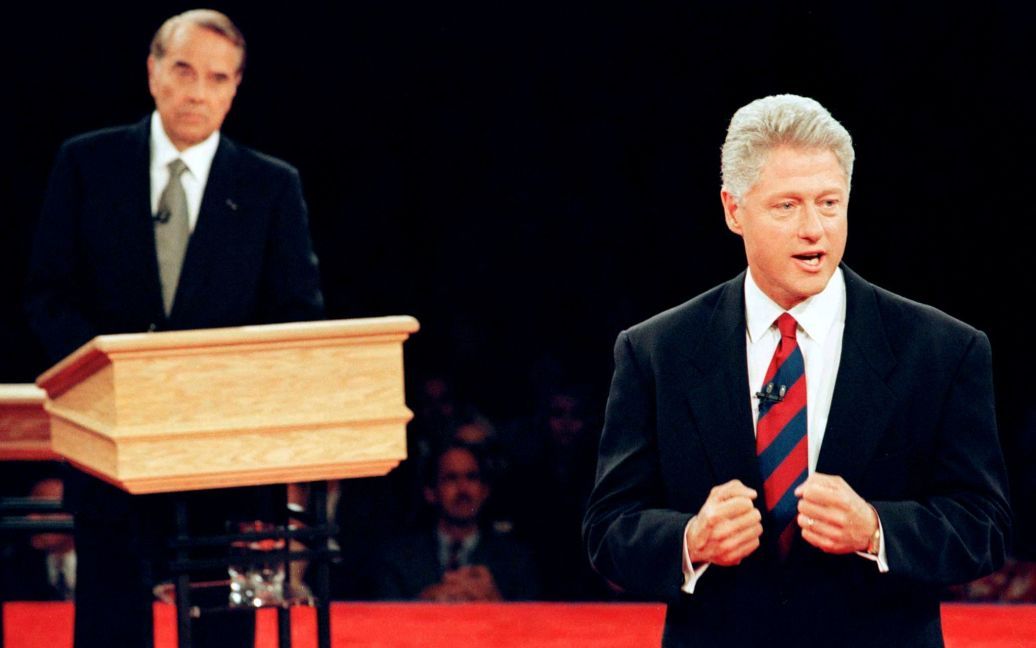Президент США Билл Клинтон ходит по подиуму, чтобы поговорить с аудиторией, во время заключительных дебатов с кандидатом от Республиканской партии Бобом Доулом в Сан-Диего, Калифорния, США, 16 октября 1996. / © Reuters