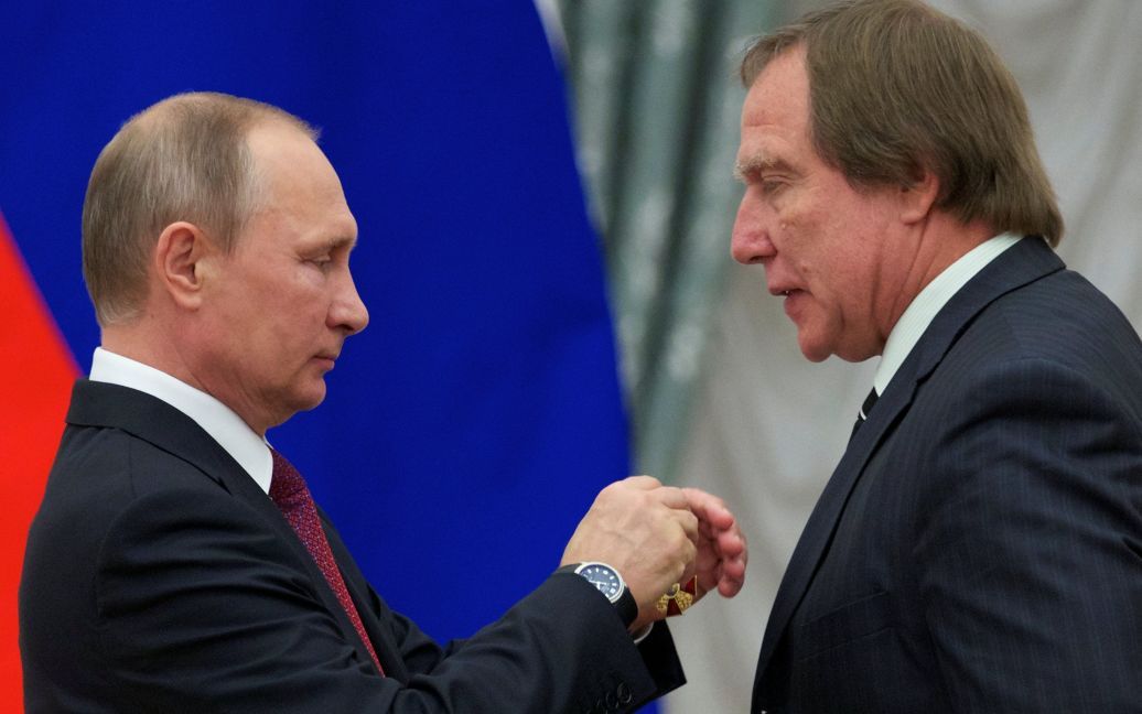 Путін нагороджує Ролдугіна / © Reuters