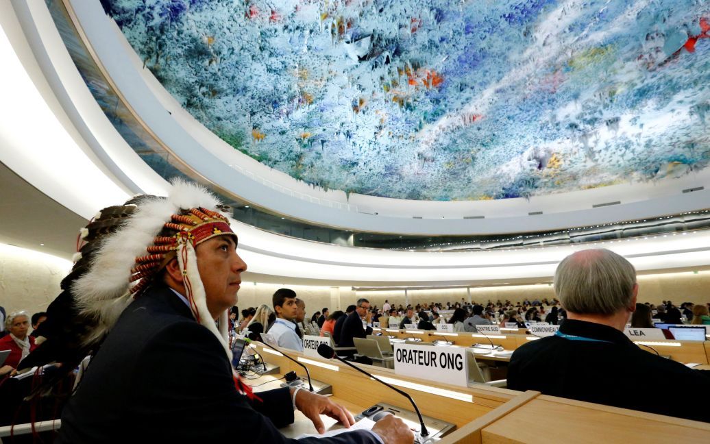 Дэйв Арчамблаут Второй, вождь племени сиу, ждет своего выступления с речью против нефтепровода в Дакоте во время Совета по правам человека при Организации Объединенных Наций в Женеве, Швейцария. / © Reuters