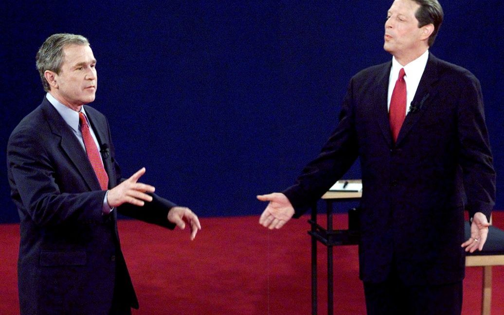 Республиканский кандидат в президенты Джордж Буш-младший и демократический кандидат и вице-президент Альберт Гор во время дебатов в Вашингтонском университете в Сент-Луисе, США, 17 октября 2000 года. / © Reuters