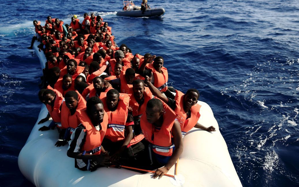 Переповнений човен з мігрантами з різних країн Африки наближається до судна &ldquo;Ювента&rdquo; під час рятувальної операції біля берегів Лівії в Середземному морі. / © Reuters