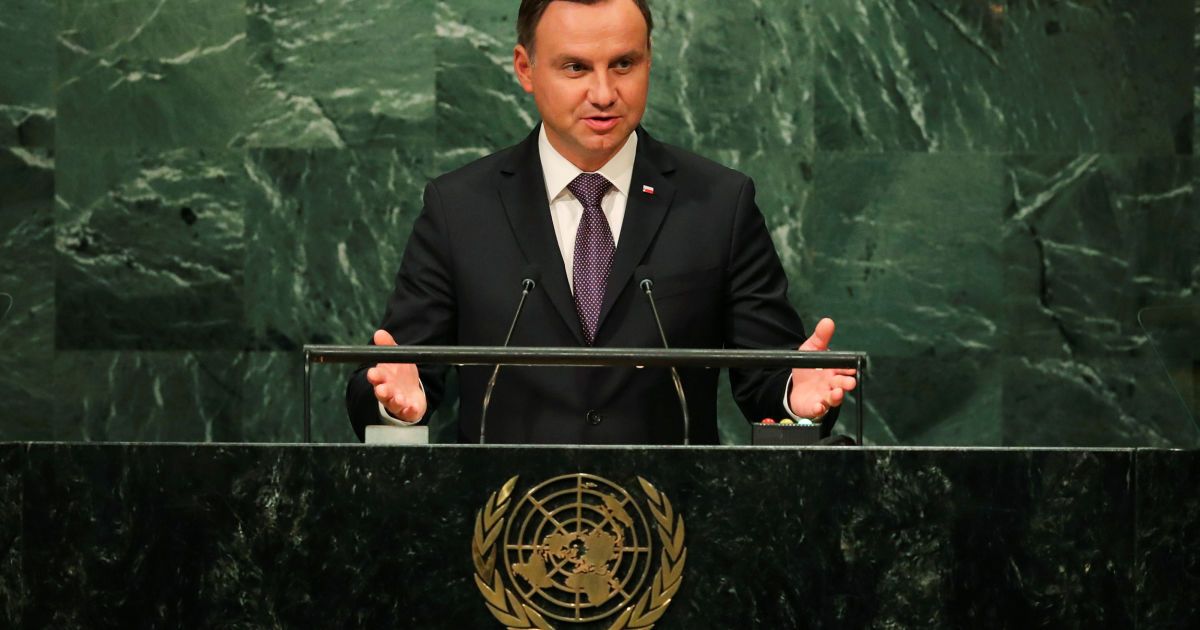 У Польщі затримали чоловіка із шпицем і ножем, який міг напасти на Дуду