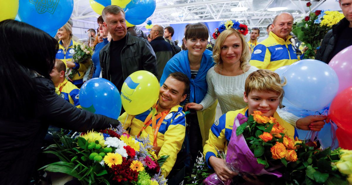 Победителей встретили дома