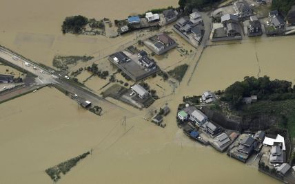 Тайфун наделал горя в Японии, а наводнения затопили Китай