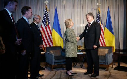 СМИ обнародовали подробности разговора Порошенко и Хиллари Клинтон