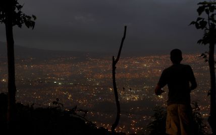 В Коста-Рике посреди ночи проснулся мощный вулкан и парализовал страну