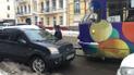Вузькі вулички Києва стають капканом для трамваїв, бо водії через сніг паркуються ледь не по центру дороги
