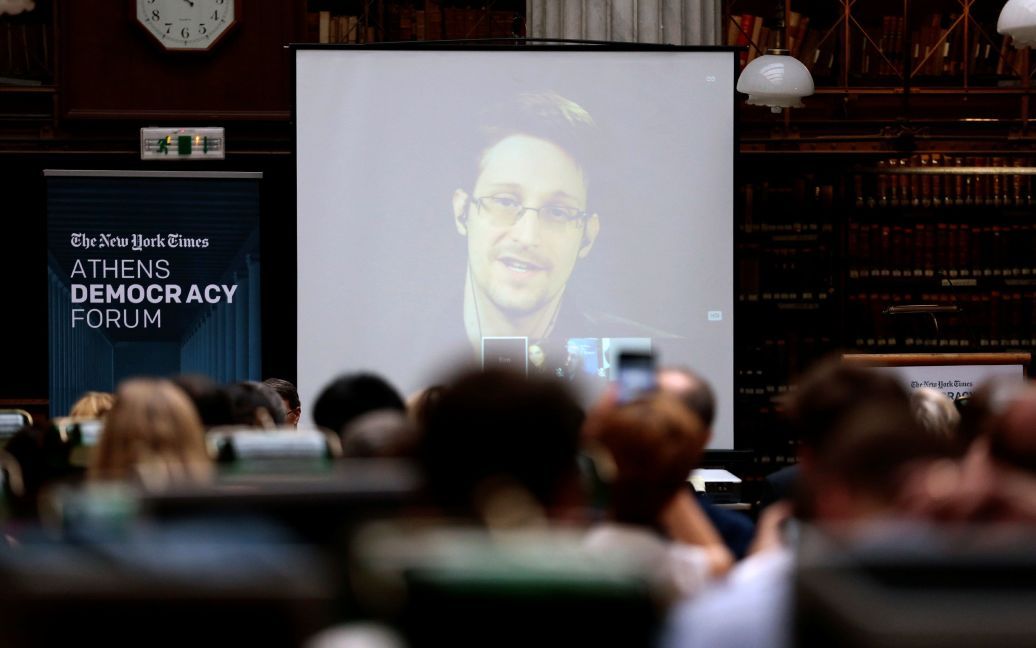 Бывший сотрудник ЦРУ Сноуден говорит по видеосвязи во время афинского демократического форума, организованного газетой "Нью-Йорк Таймс" в Национальной библиотеке в Афинах, Греция. / © Reuters