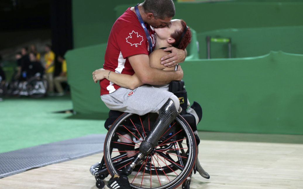 Игрок канадской мужской баскетбольной команды на инвалидных колясках Адам Лянча целует свою жену Джеми Джевелс после ее матча на Паралимпиаде-2016 в Рио. / © Reuters