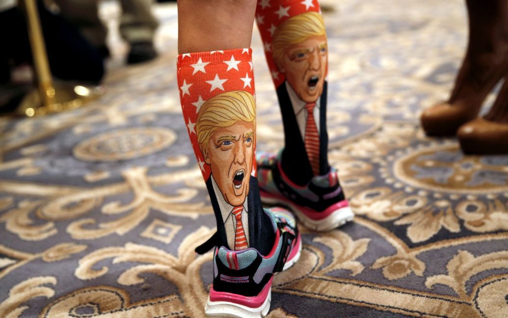 11-летний мальчик носит носки с изображением кандидата в президенты от республиканцев Дональда Трампа во время предвыборной кампании в Вашингтоне, округ Колумбия, США. / © Reuters
