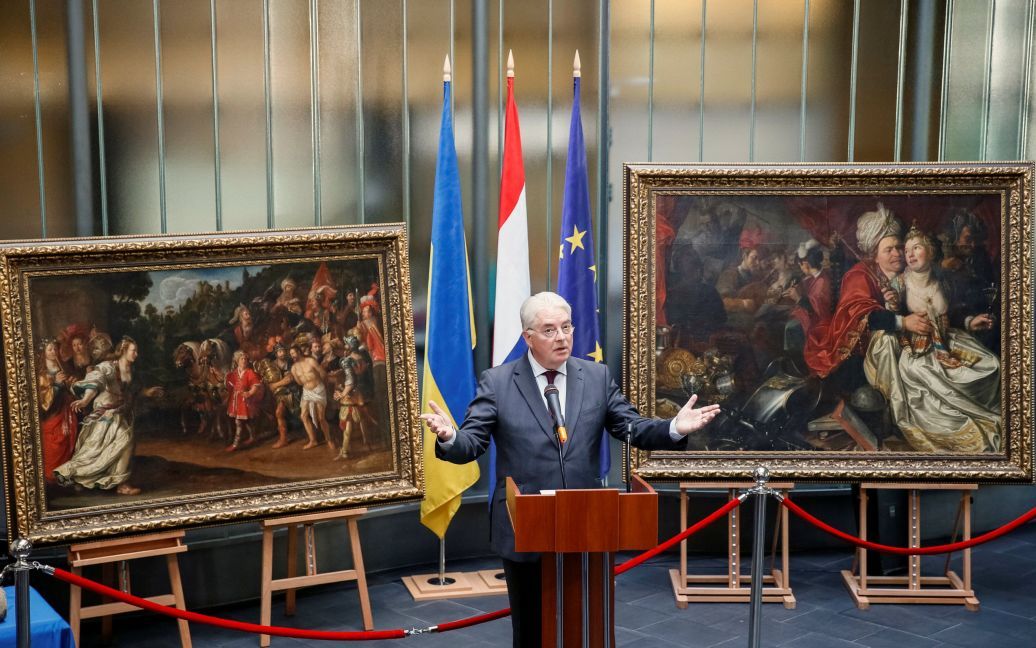 Киис Кломпенхауер, голландский посол в Украине, принимает участие в церемонии по случаю возвращения картин, которые были украдены из музея в Нидерландах в 2005 году и были обнаружены в Украине в начале 2016 года. / © Reuters