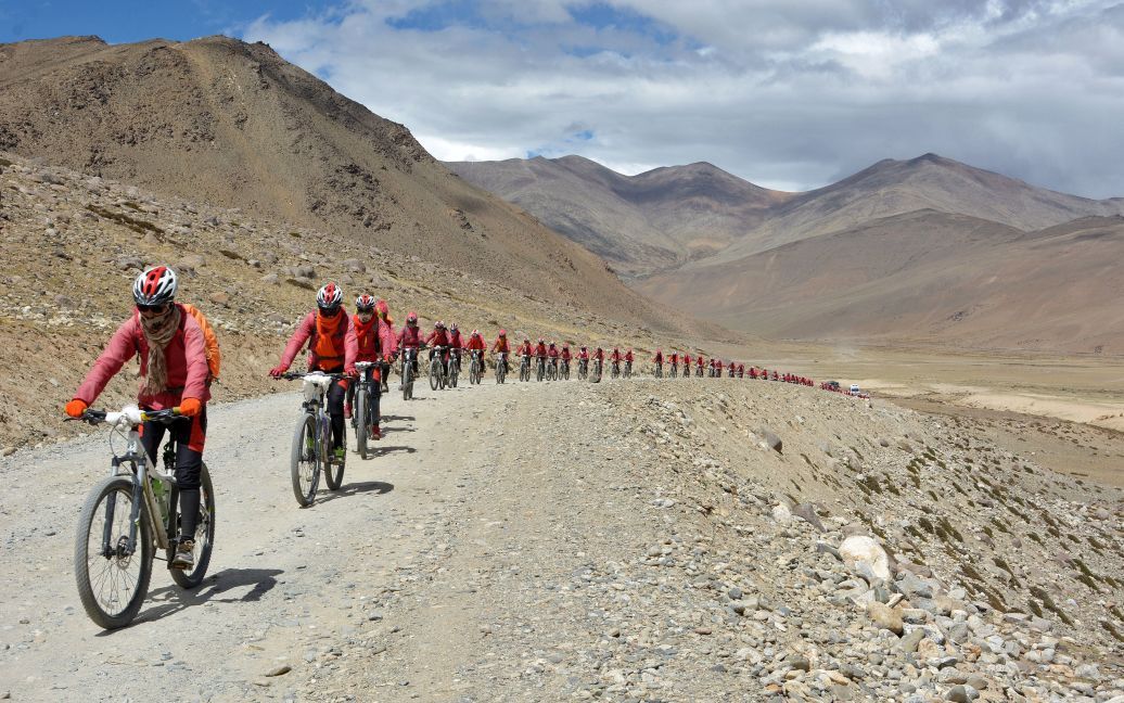 Буддийские монахини едут на велосипедах через Гималаи во время акции, которая направлена ​​на то, чтобы повысить осведомленность человечества о проблеме торговли людьми девочек и женщин в бедных деревнях в Непале и Индии. / © Reuters