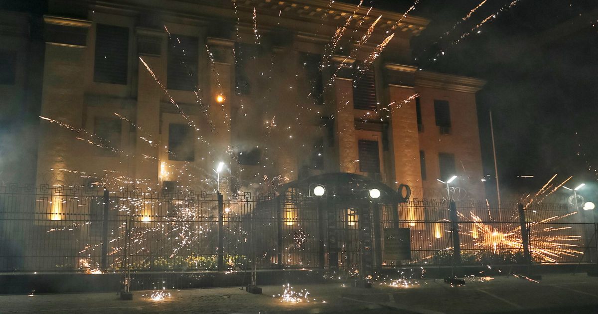 Тут вам не раді. У Мережі з'явилися відео нічної атаки на посольство РФ у Києві