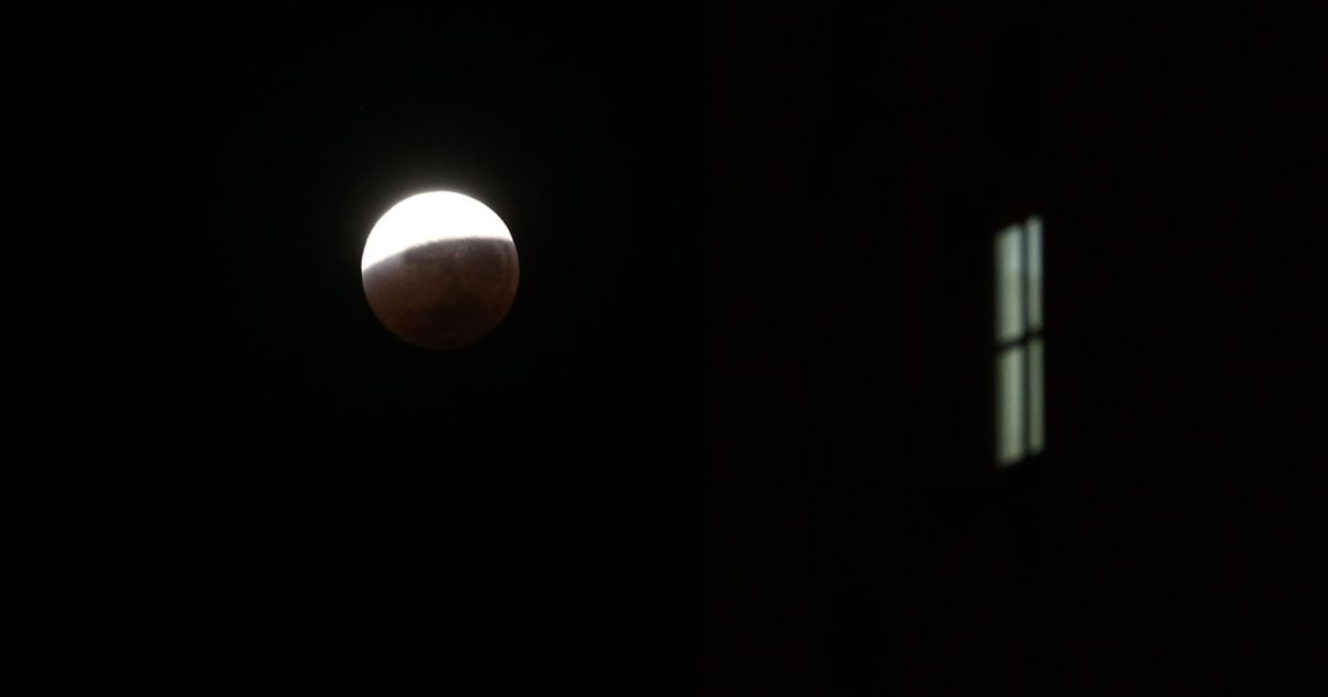 Місячне затемнення та смертельні ДТП у Києві. П'ять новин, які ви могли проспати