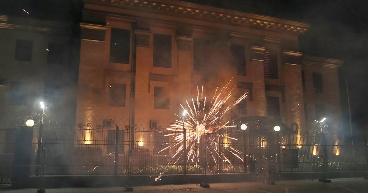 У Києві петардами та феєрверками закидали російське посольство
