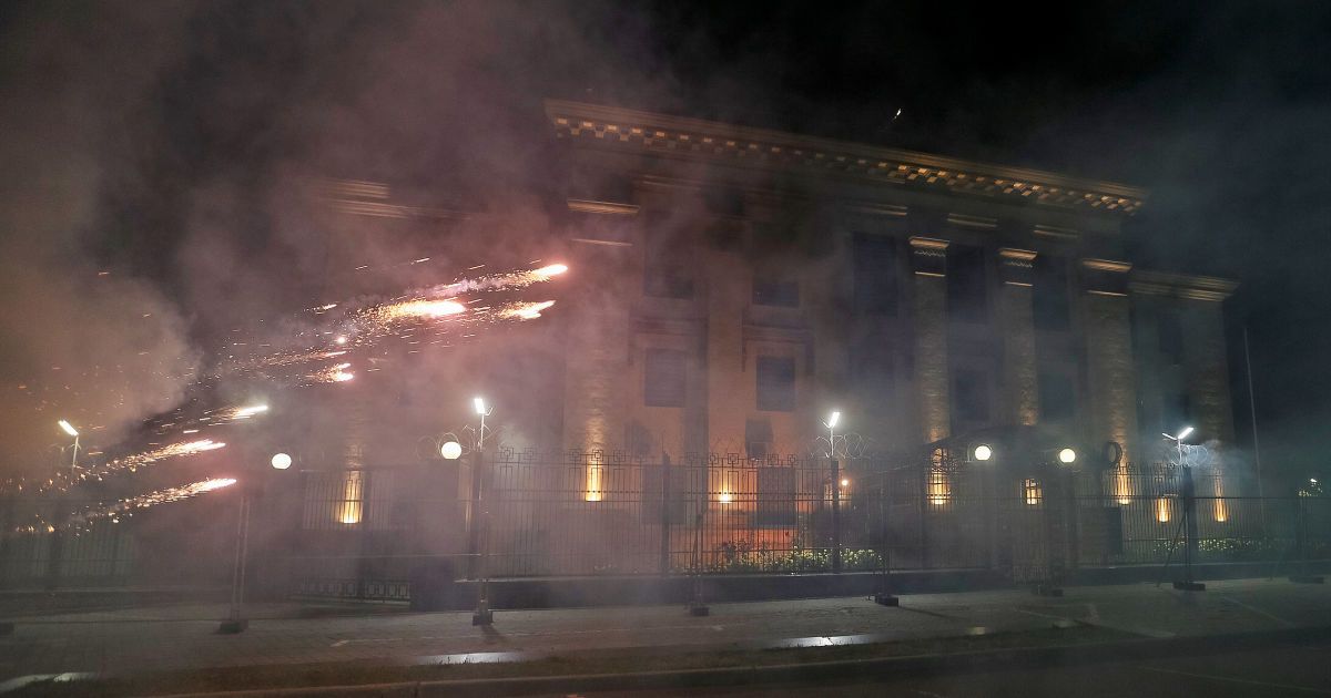 Напад на російське посольство у Києві_6 / © Reuters