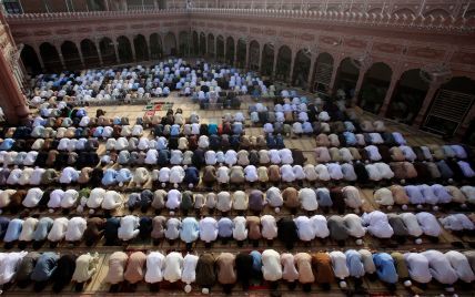 Смертник подорвал себя в мечети во время молитвы: 16 погибших