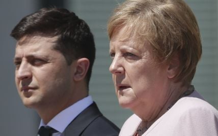 Зеленский в Париже после общения с Макроном начал встречу с глазу на глаз с Меркель