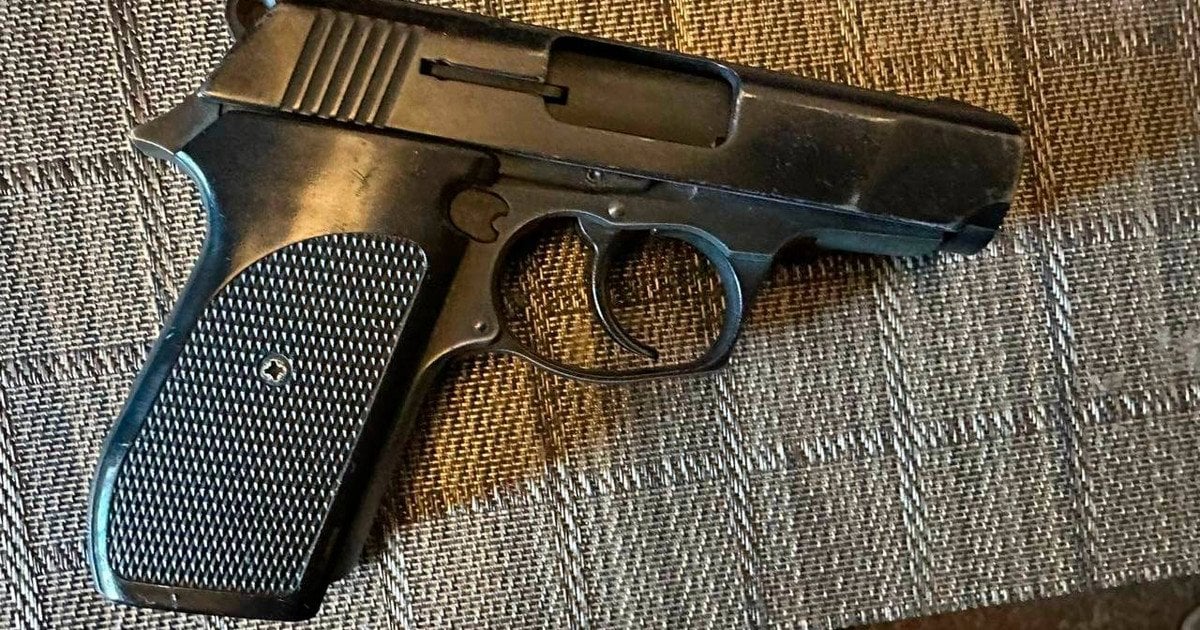 Пістолет, з якого стрріляла жінка