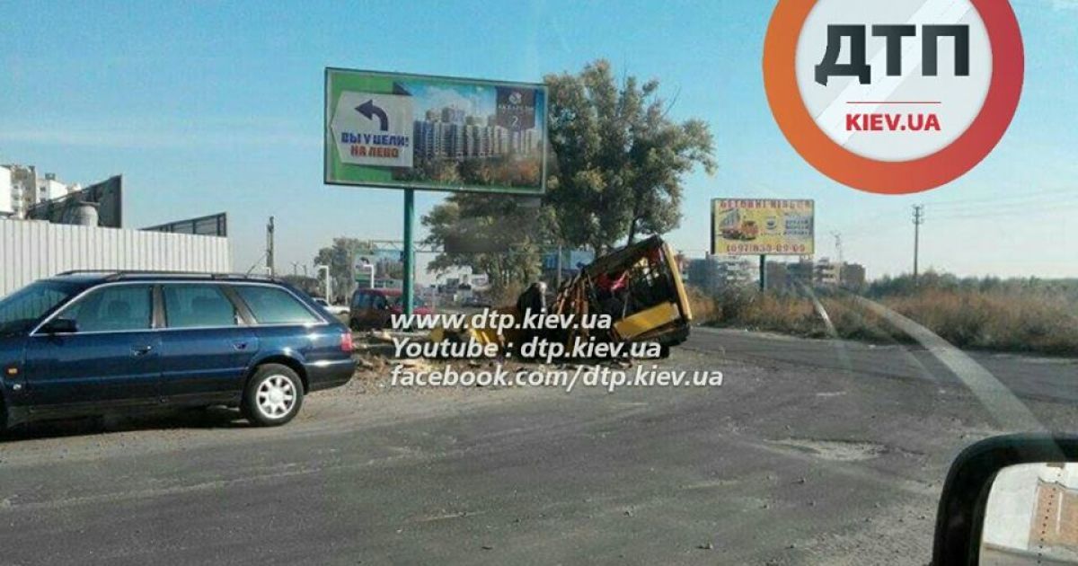 Легковик на великій швидкості протаранив маршрутку / © facebook.com/dtp.kiev.ua