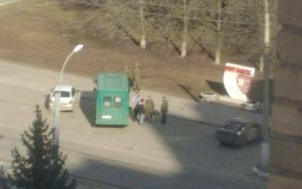 "Забирают прямо с улиц": на Донбассе принудительно мобилизуют мужчин и увозят на полигоны (видео)