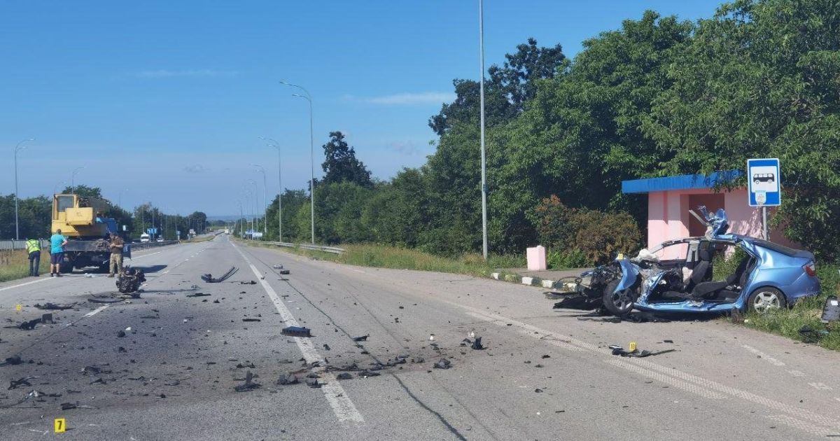 22-річний військовий загинув в автотрощі на Рівненщині, ще одного бійця госпіталізували: фото, відео