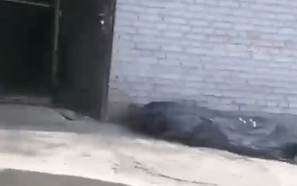 У Росії чоловік зняв на відео тіла людей, що лежали просто на вулиці біля моргу (18+)