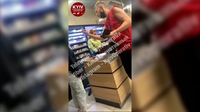 В Киеве мужчина нецензурно обругал в очереди девочку, которая хотела купить маску