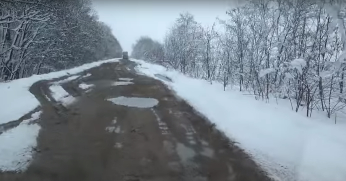 Водитель снял на камеру дорогу в Украине, по которой ехал более двух часов